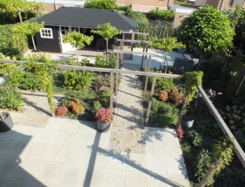 Romantische tuin met pergola en tuinhuis (10)