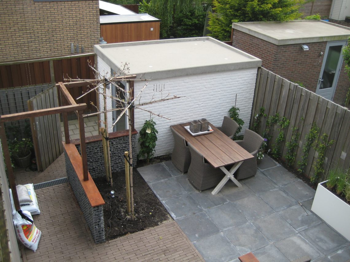 Stadstuin met schanskorven en pergola (4)